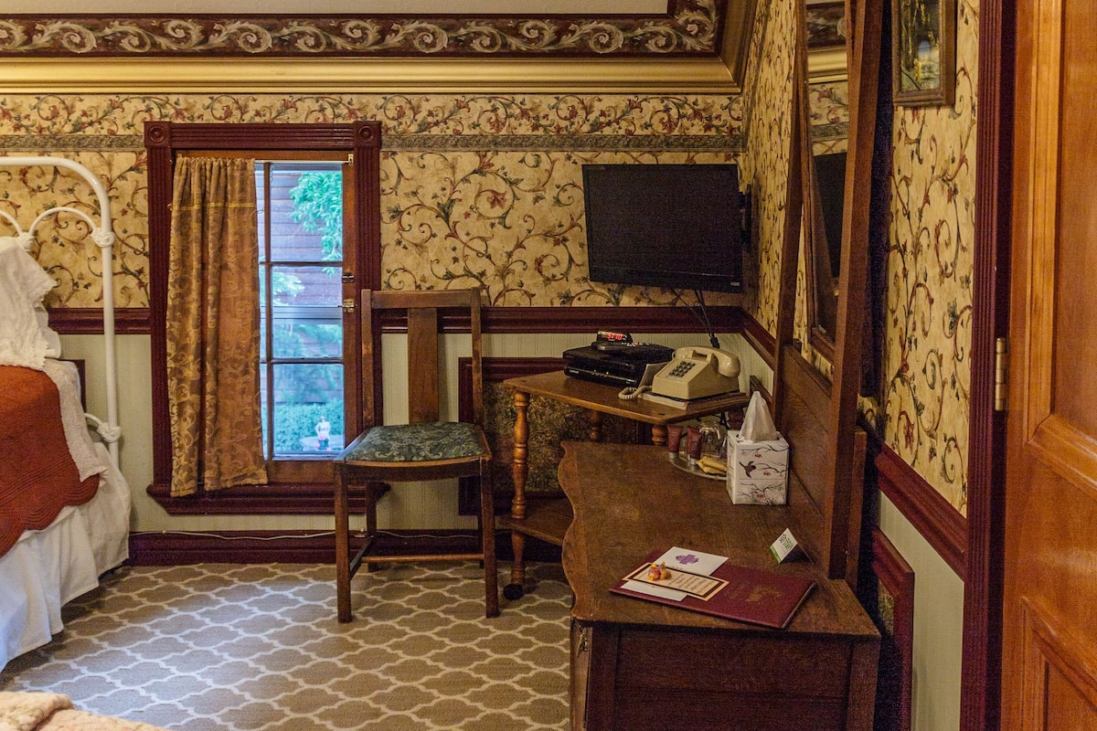 Family Room, Multiple Beds, Shared Bathroom, Mountain View | Individually decorated, individually furnished, free WiFi, bed sheets