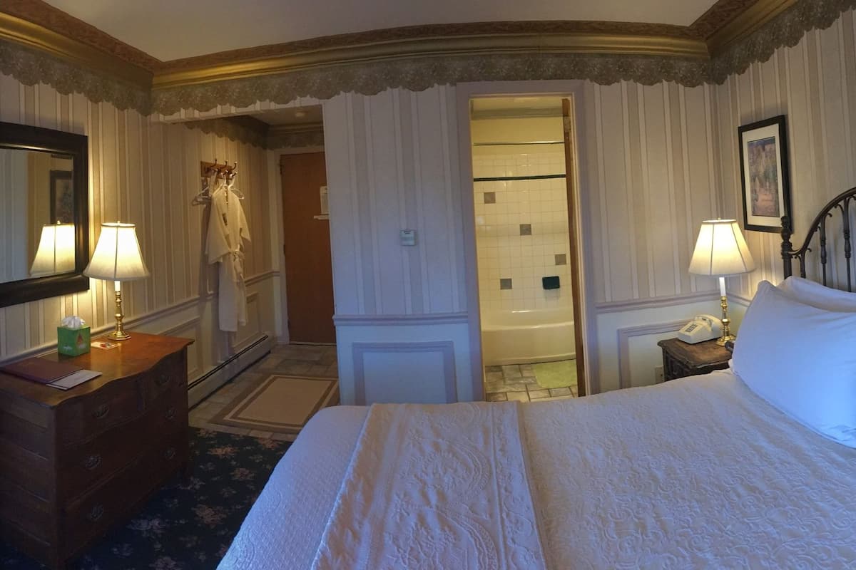 Deluxe Room, 1 King Bed, Refrigerator & Microwave, Mountain View RM15 | Individually decorated, individually furnished, free WiFi, bed sheets
