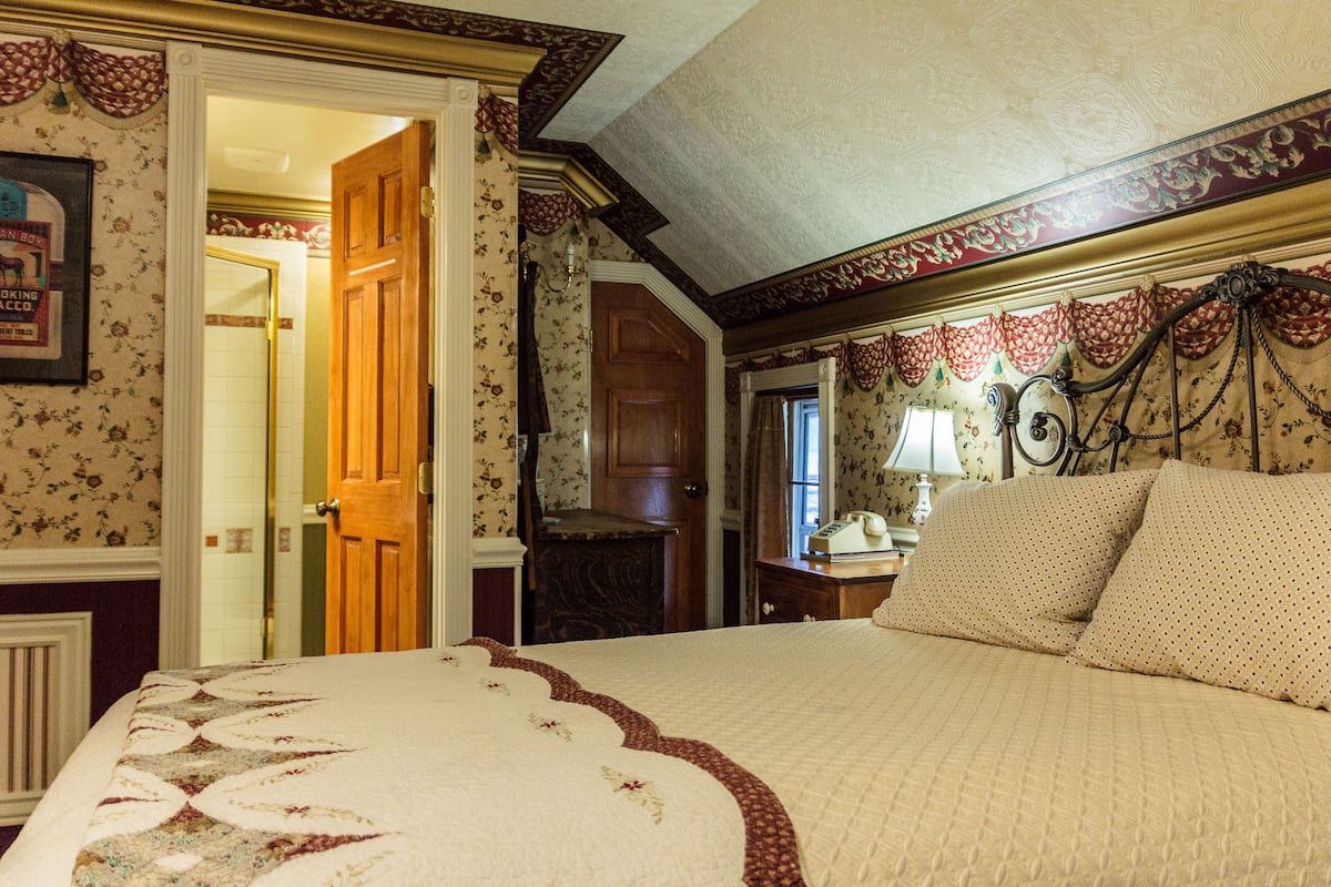 Classic Room, 1 Queen Bed, Private Bathroom, Mountain View | Individually decorated, individually furnished, free WiFi, bed sheets