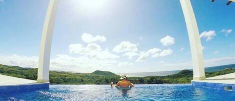 Hồ bơi ngoài trời