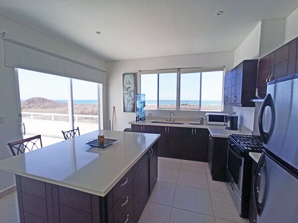 Premium bedding, individually decorated, individually furnished - Surf Ranch Popoyo (Tola)