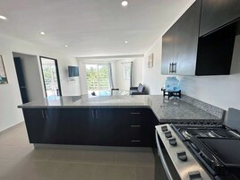 Lägenhet Club | Eget kök | Stort kylskåp, mikrovågsugn, ugn och spishäll