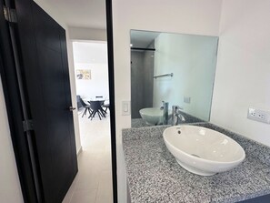 Club Condo | Bathroom | Shower, free toiletries, towels, soap - Surf Ranch Popoyo (Tola)