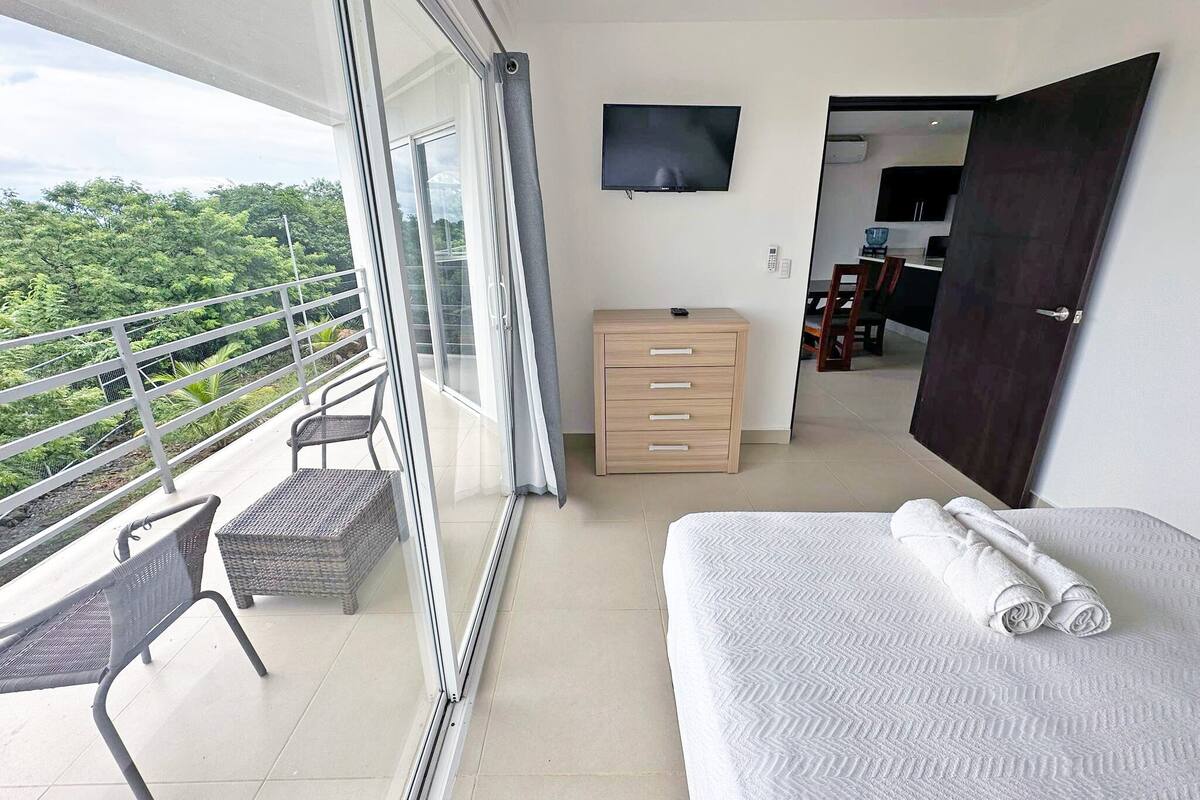 高档床上用品、笔记本电脑工作区、遮光窗帘、隔音