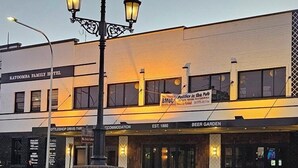 Et hotel med et skilt, der viser "Katoomba Family Hotel" og "Ølhaves", samt datoen "Grundlagt 1880".