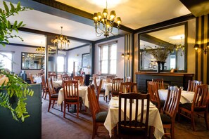 Lunch and dinner served, local cuisine - Katoomba Hotel (Katoomba)