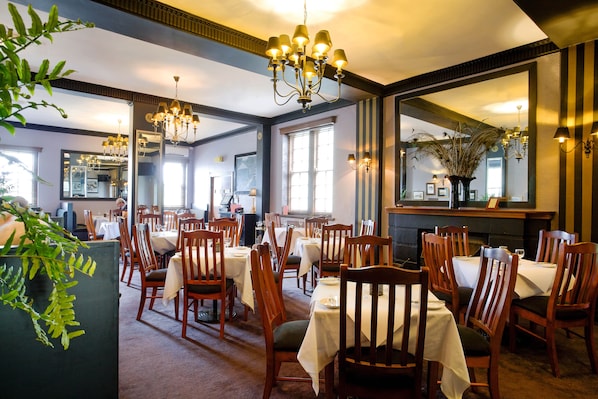 Lunch and dinner served, local cuisine - Katoomba Hotel (Katoomba)