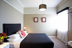 Queen Room | Iron/ironing board, free WiFi, bed sheets - Katoomba Hotel (Katoomba)