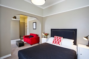 Zimmer, 1 Queen-Bett | Bügeleisen/Bügelbrett, kostenloses WLAN, Bettwäsche