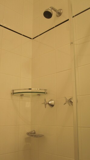 Queen Room | Bathroom shower - Katoomba Hotel (Katoomba)