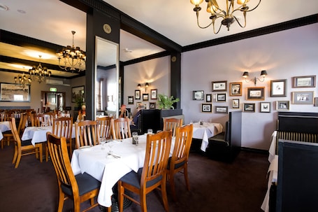 Se sirven almuerzos y cenas, cocina local