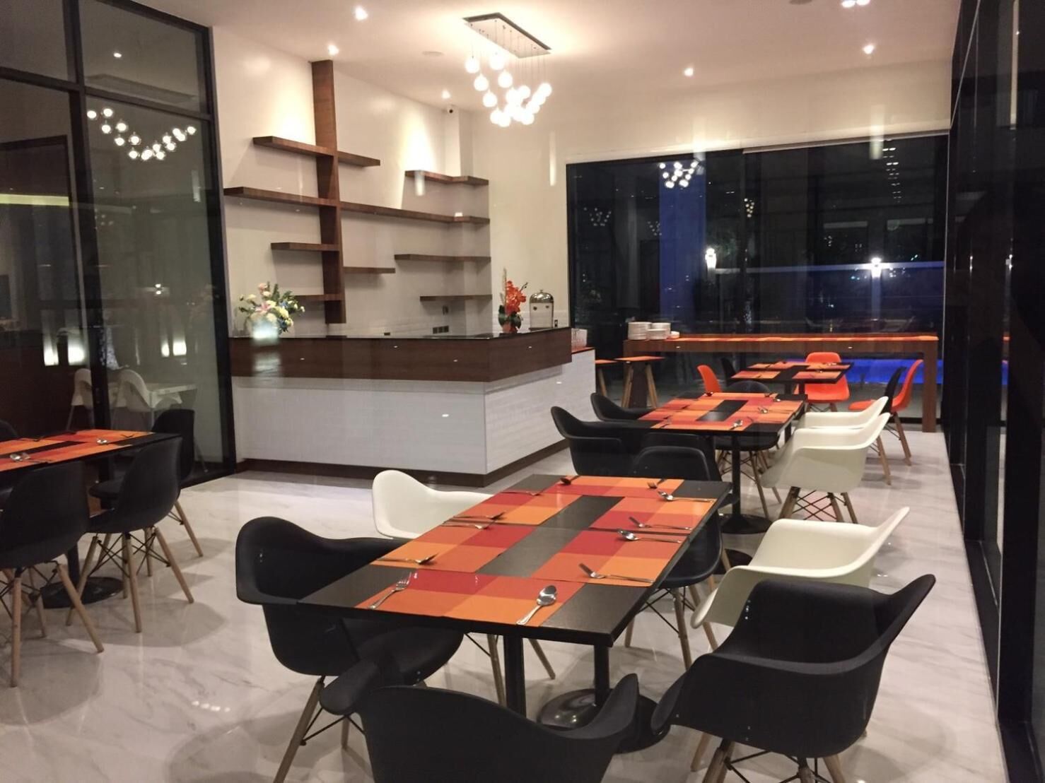 breakfast and lunch served, local and international cuisine