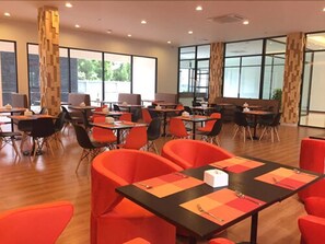 Sarapan dan makan tengah hari dihidangkan 