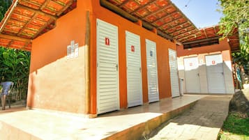 Regadera, toallas, papel de baño