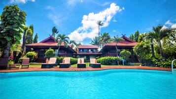 Outdoor pool, free cabanas, pool umbrellas