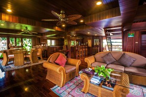 Lobby-Lounge