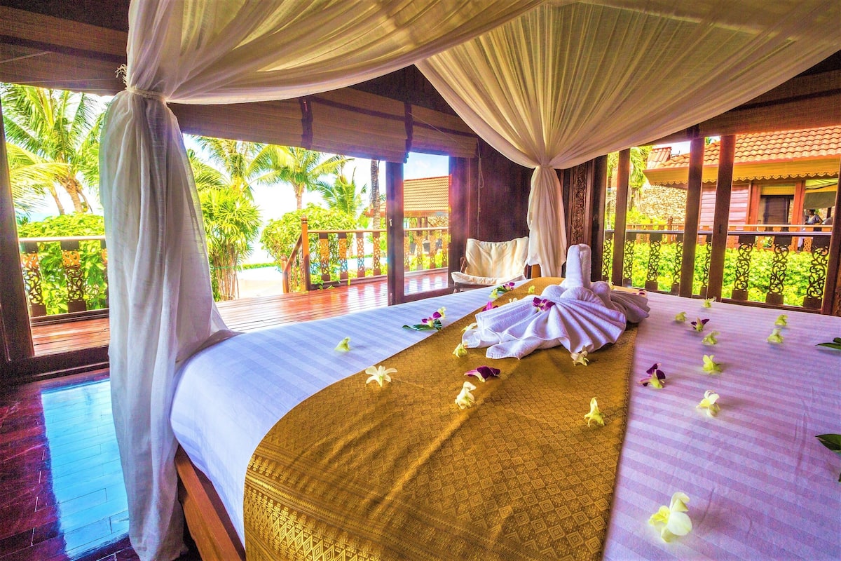 Deluxe Room, Sea View | 5 bedrooms, premium bedding, minibar, in-room safe