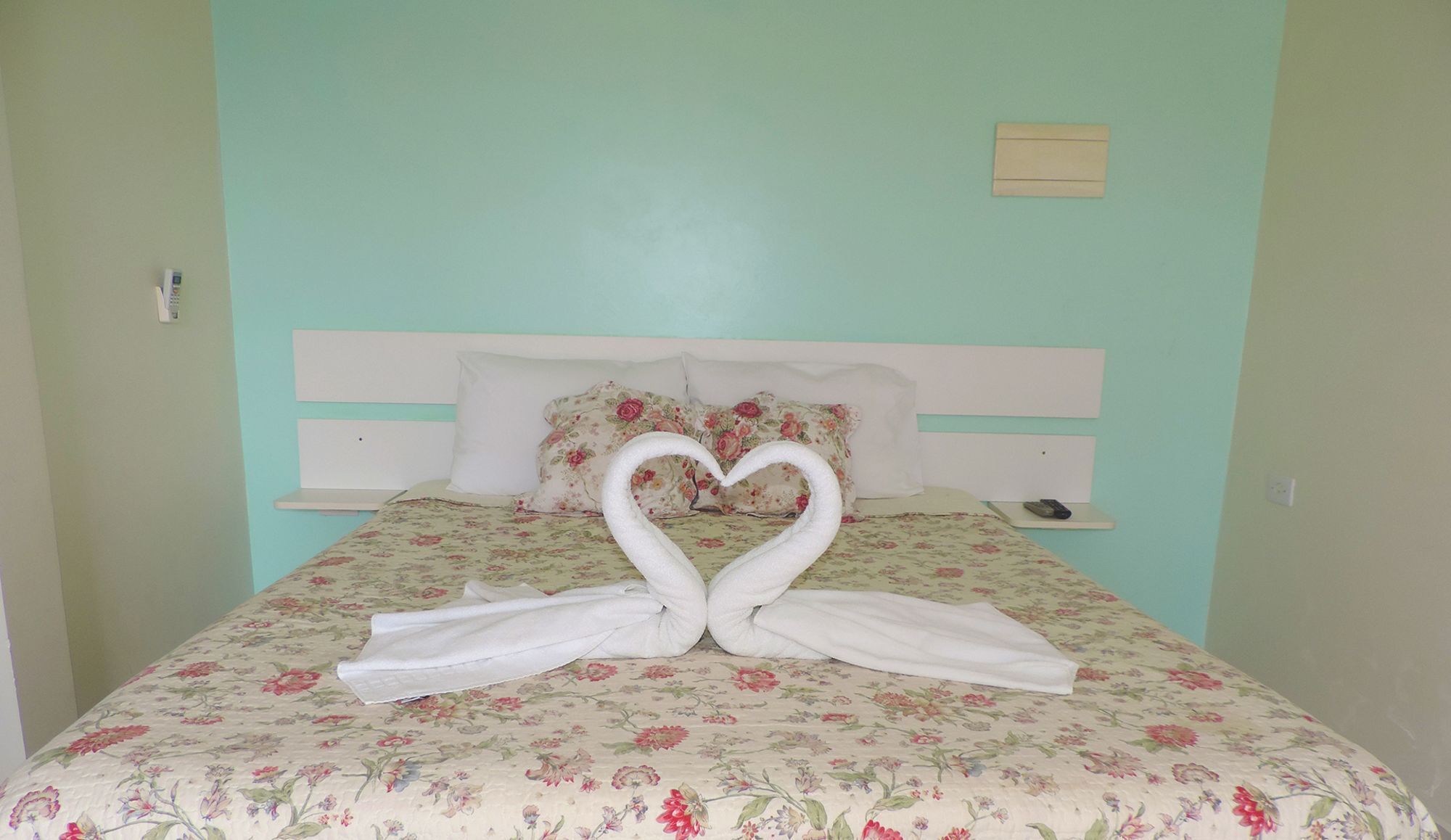 Minibar, cunas y wifi gratis 