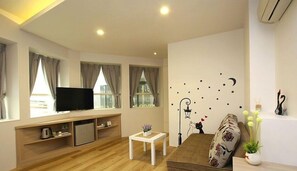 Romantic Double Room, 1 Double Bed | Living area | 32-inch LCD TV with cable channels, TV - Honey House B&B (Luodong)