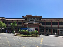 Un edificio tradicional con un letrero que indica la estación de Luodong.