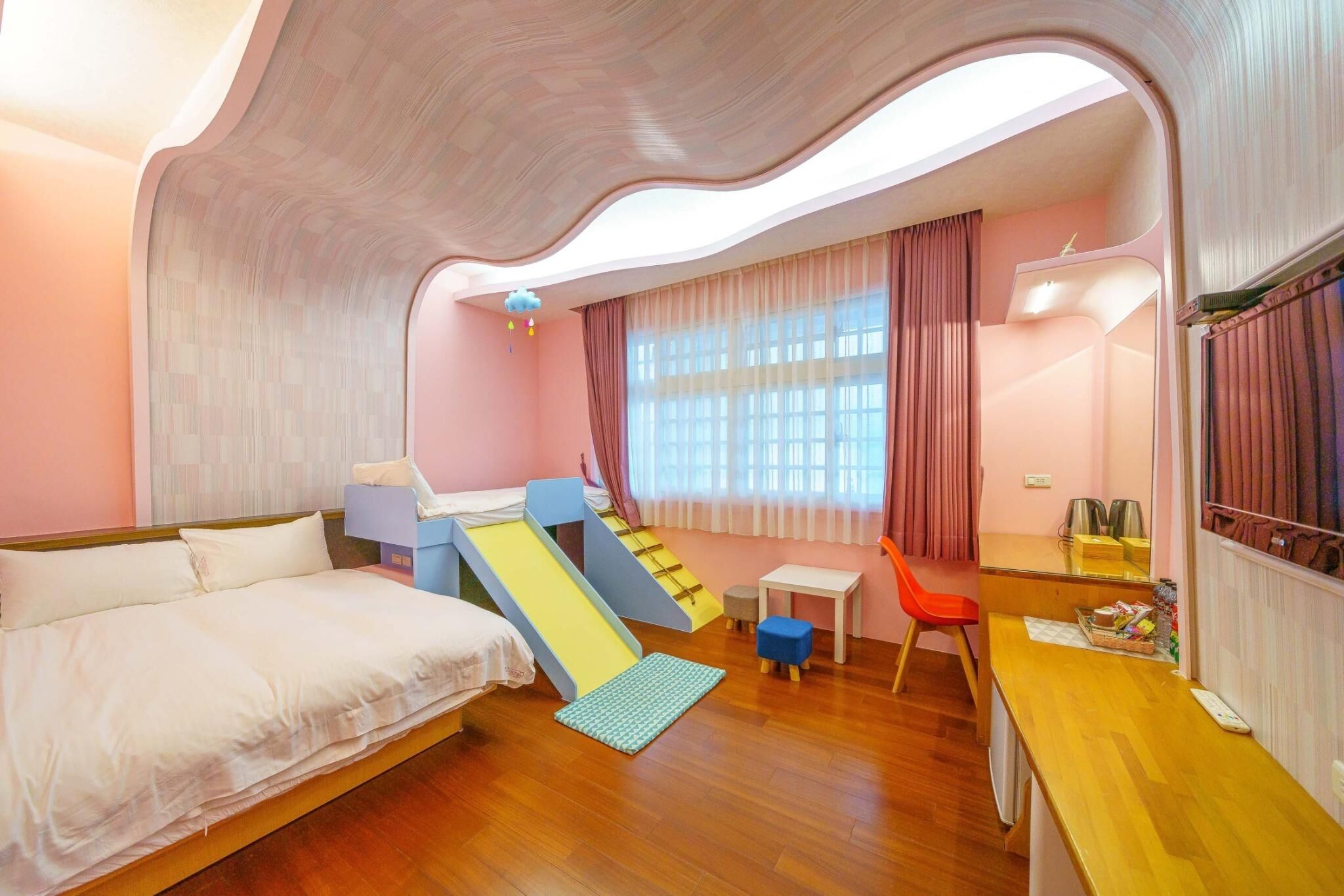 Habitación triple familiar, varias camas, accesible para personas con discapacidad, planta baja | 1 dormitorio, edredones de plumas, minibar y decoración individual