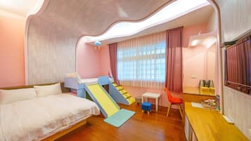 家庭三人房, 多張床, 無障礙, 地面層 | 1 間臥室、羽絨被、迷你吧、獨特裝潢