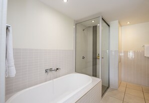 Studio (Unit 1311) | Badezimmer | Kostenlose Toilettenartikel, Haartrockner, Handtücher