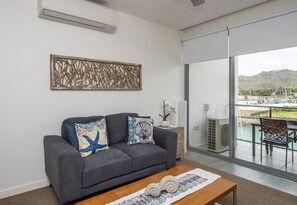雙人或雙床房 (Hotel Room - Unit 1312) | 起居區 | 平面電視