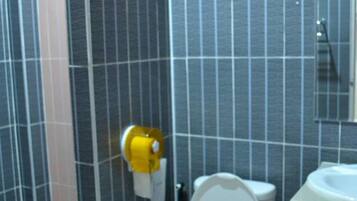 Standard Double Room | Bathroom | Shower, free toiletries, towels