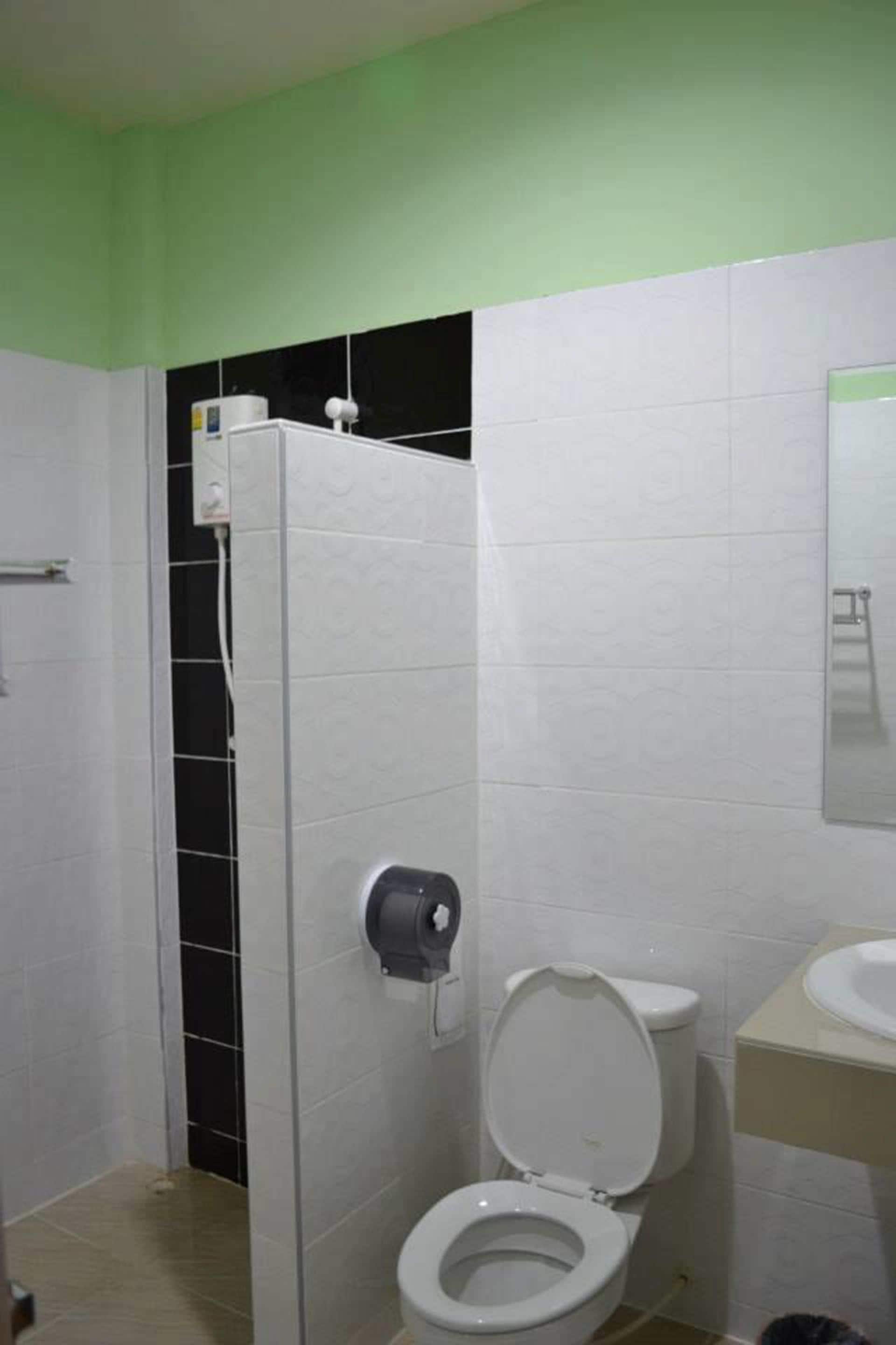 Standard Twin Room | Bathroom | Shower, free toiletries, towels