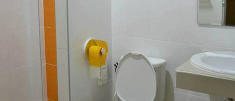 Un baño con inodoro, lavabo y espejo.