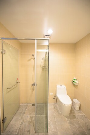 Doppelzimmer, 1 Queen-Bett, Balkon | Badezimmer | Dusche, Regendusche, kostenlose Toilettenartikel, Haartrockner