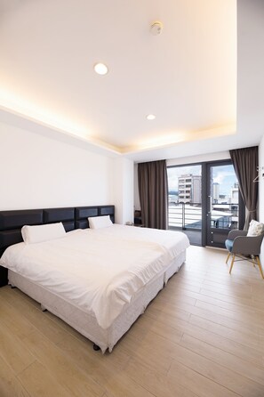 Double Room, 1 Queen Bed, Balcony | Blackout drapes, soundproofing, free WiFi, bed sheets - Cypress Inn (Taitung)