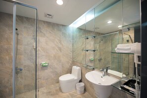 Large Double Room with Balcony  | Bathroom | Shower, rainfall showerhead, free toiletries, hair dryer - Cypress Inn (Taitung)