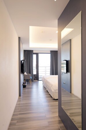 Doppelzimmer, 1 Queen-Bett, Balkon | Verdunkelungsvorhänge, schallisolierte Zimmer, kostenloses WLAN