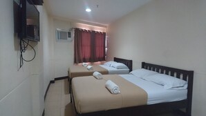 Une chambre d’hôtel avec deux lits, une télévision et la climatisation.