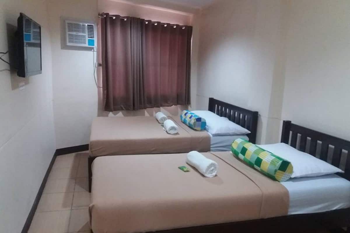 Deluxe Triple Room | Iron/ironing board, free WiFi, bed sheets