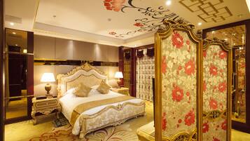 Desk, blackout curtains, free WiFi