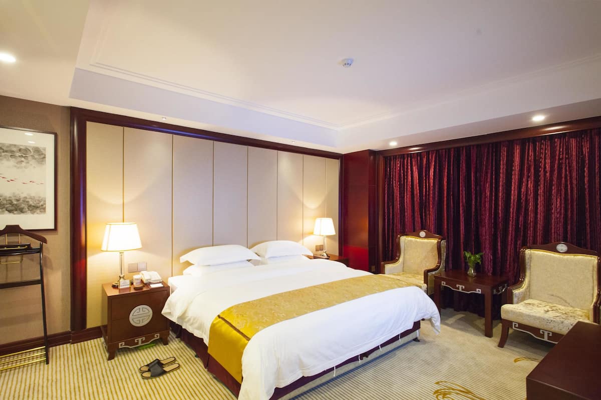 Phòng Suite Deluxe | Bàn, màn/rèm cản sáng, truy cập Internet không dây miễn phí