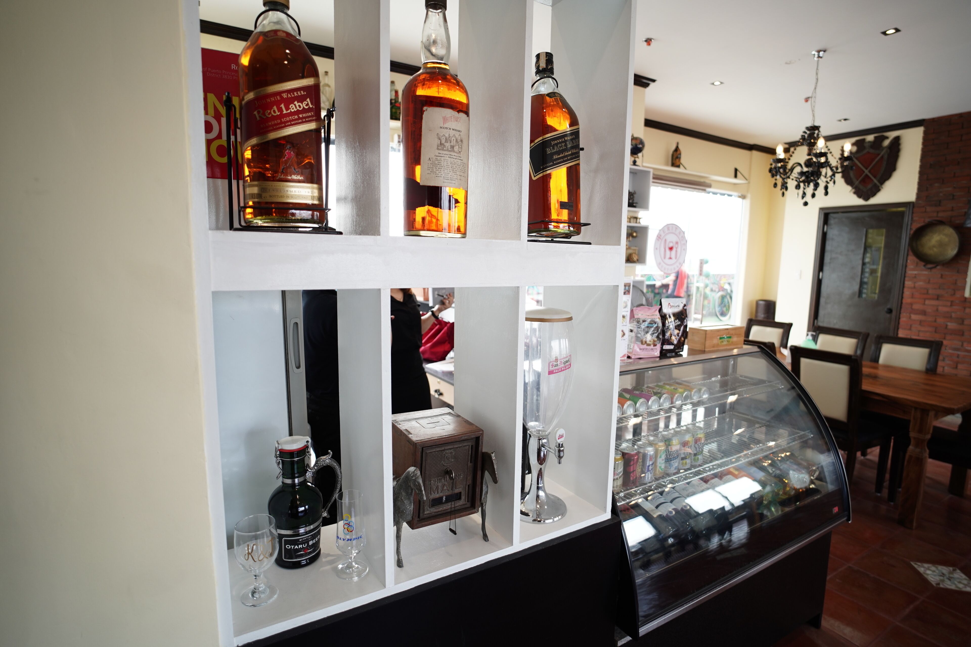 lunch and dinner served, local and international cuisine