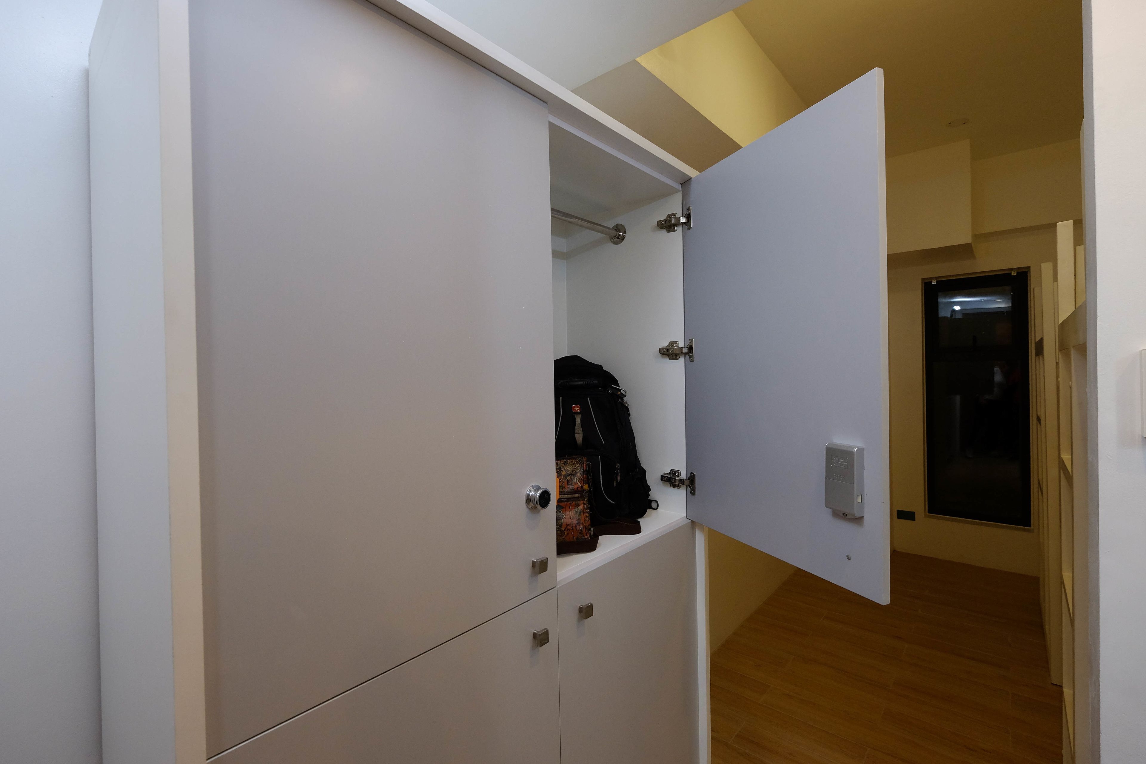 Una habitación con armario, puerta y pulsador de luz.