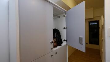 Una habitación con armario, puerta y pulsador de luz.