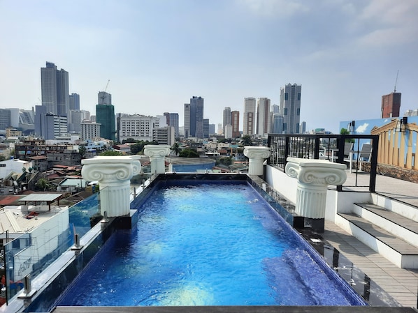 Rooftop pool - Heroes Hotel (Manila)