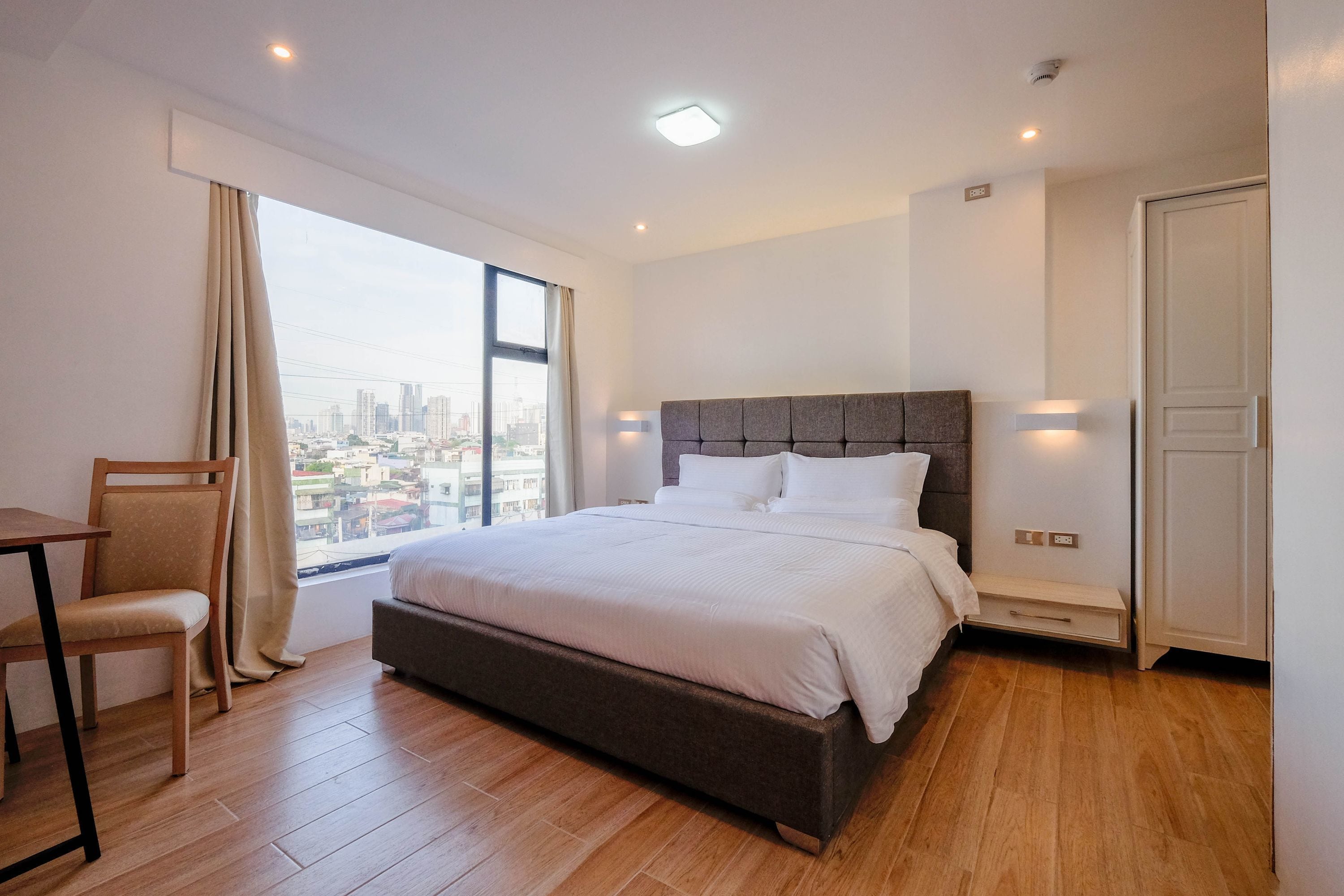 Suite | Hypo-allergenic bedding, blackout curtains, soundproofing