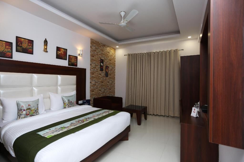 Egyptian cotton sheets, premium bedding, pillowtop beds, desk