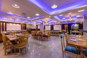 Se sirven desayunos, comidas, cenas y cocina india