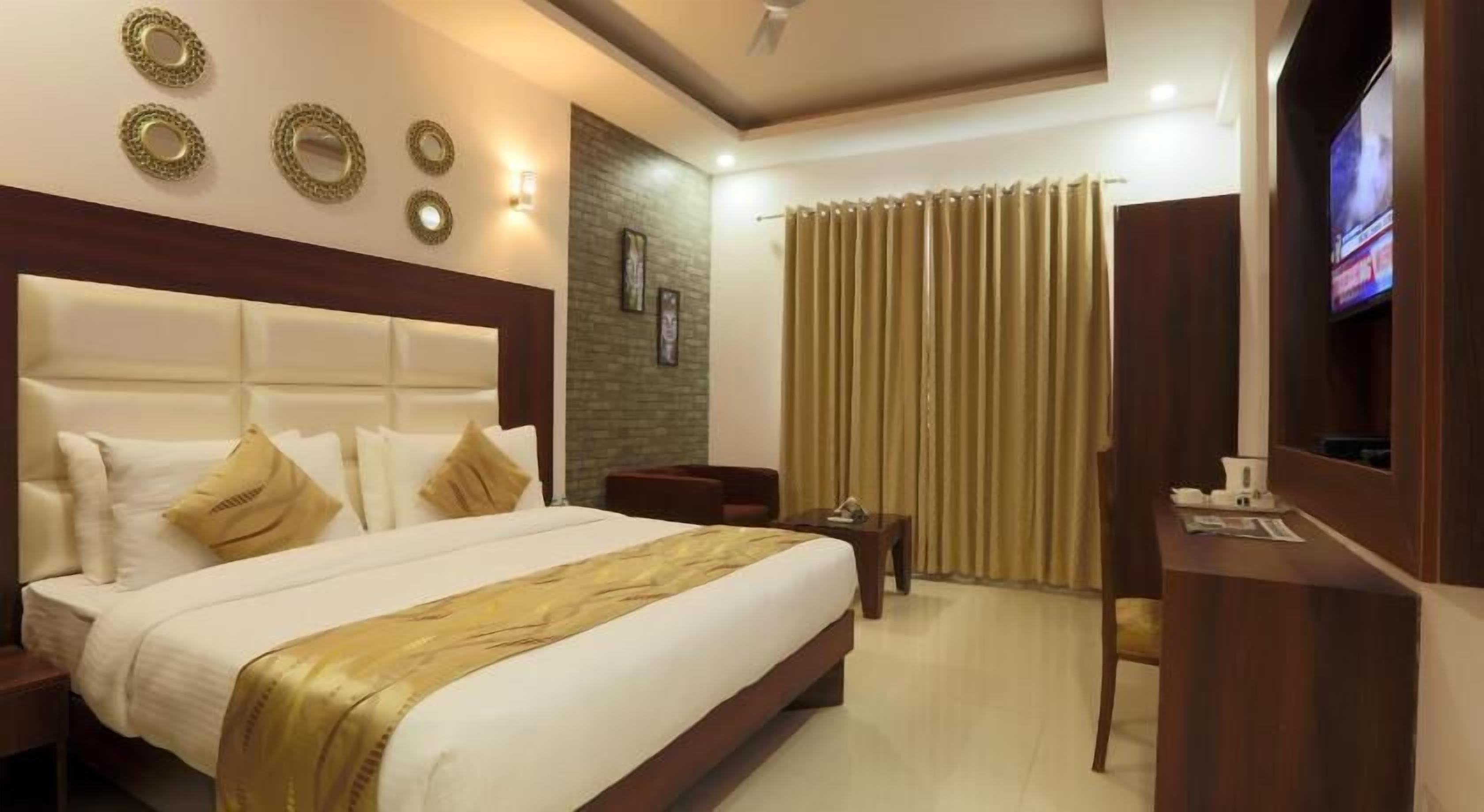 Egyptian cotton sheets, premium bedding, pillowtop beds, desk
