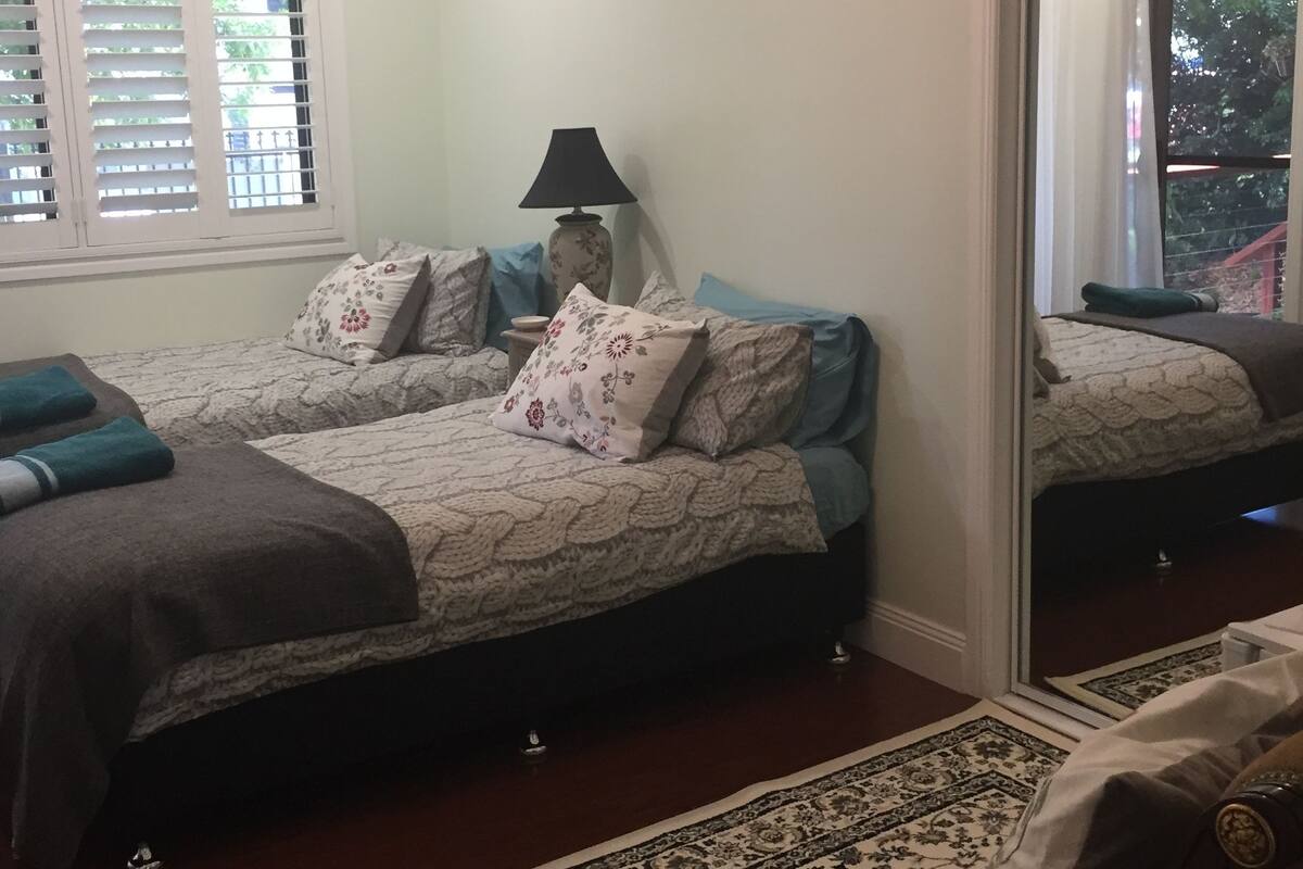 Ropa de cama de alta calidad y escritorio