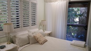 Ropa de cama de alta calidad y escritorio
