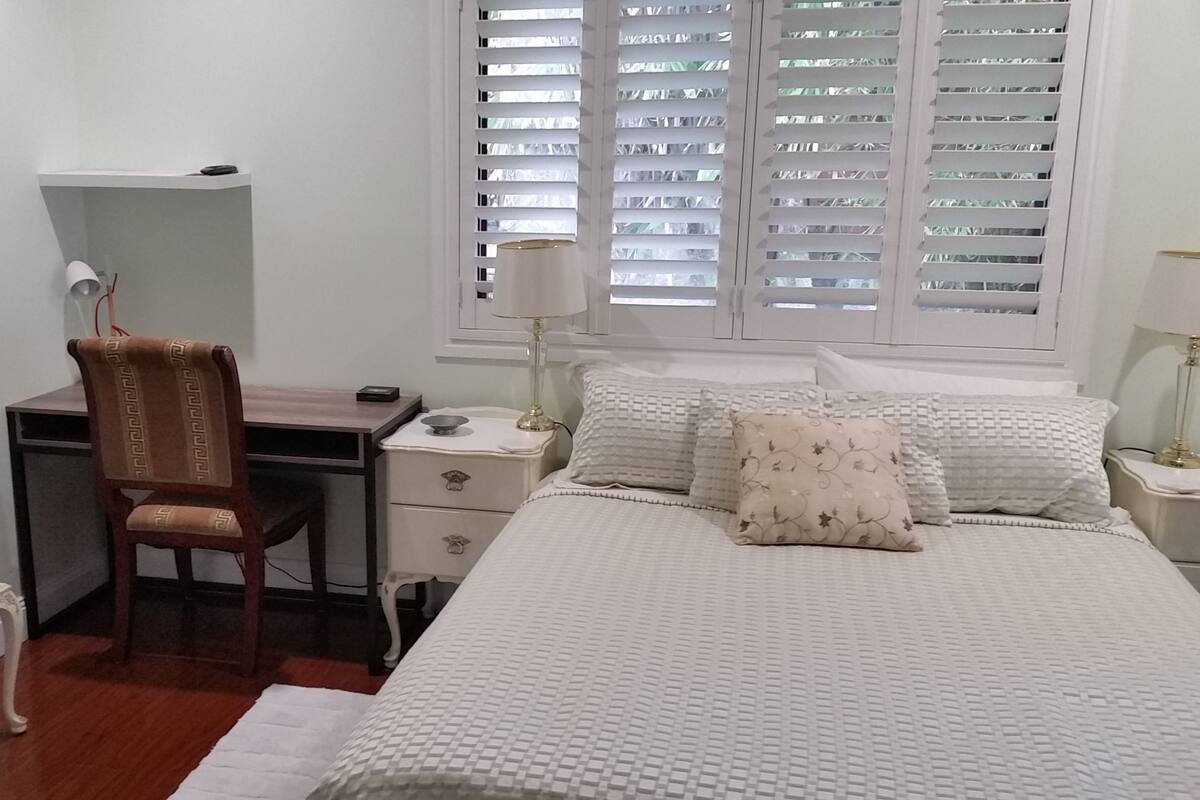 Ropa de cama de alta calidad y escritorio